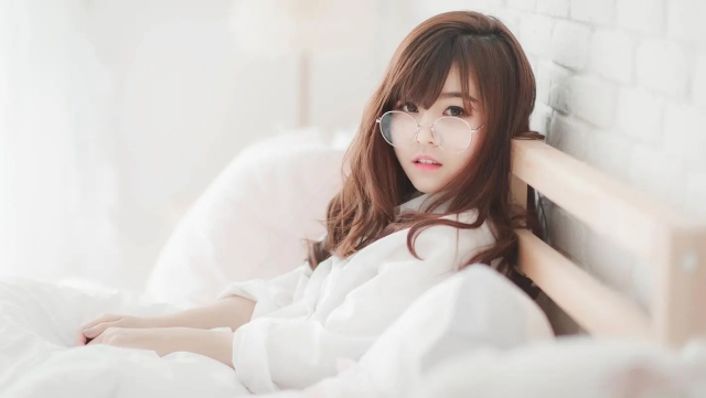 米乐M6公司：室内手拿健身器材女